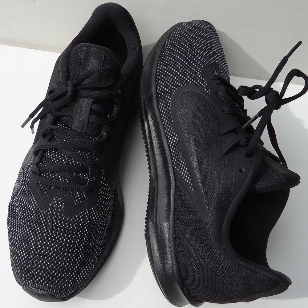 NWOT. SIZE 8. NIKE Downshifter men's running sneakers shoes.